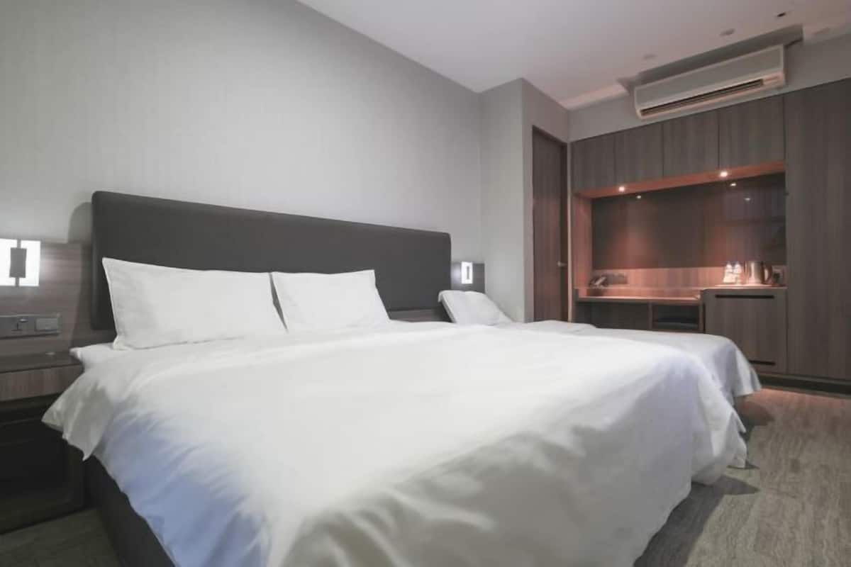 Minibar, värdeförvaringsskåp på rummet och skrivbord