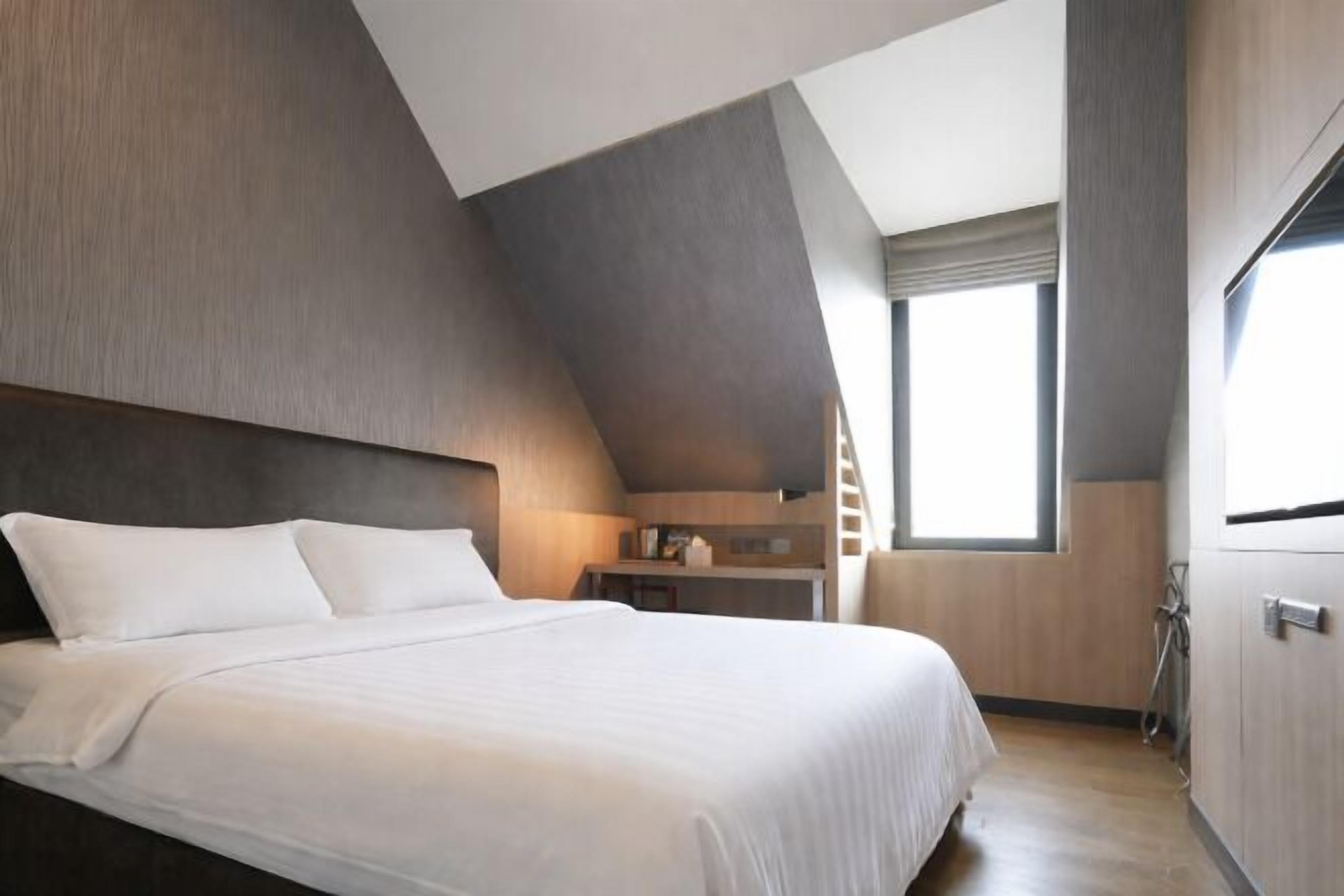 In-room safe, desk, laptop workspace, free WiFi