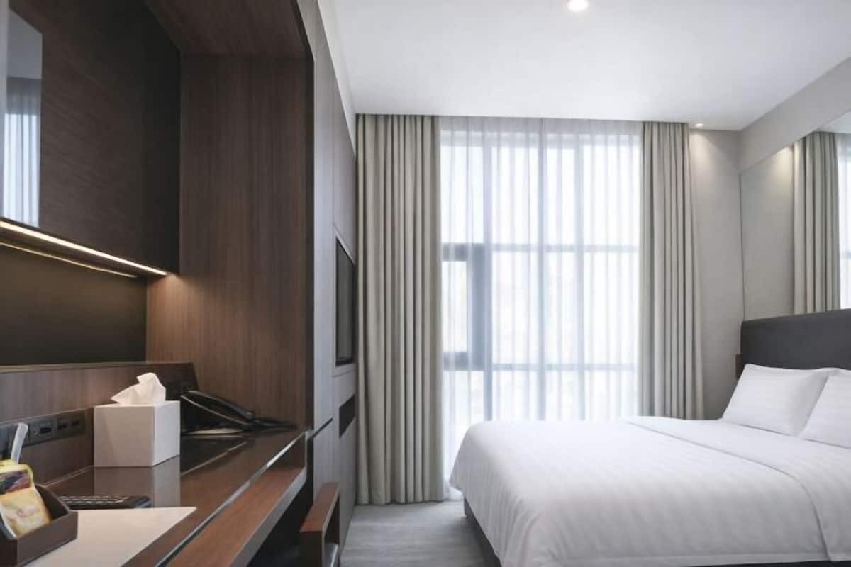 In-room safe, desk, laptop workspace, free WiFi