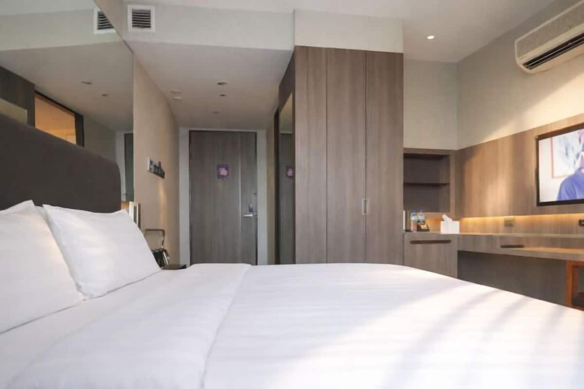 Minibar, safe på rommet, skrivebord og skrivebord for bærbar PC