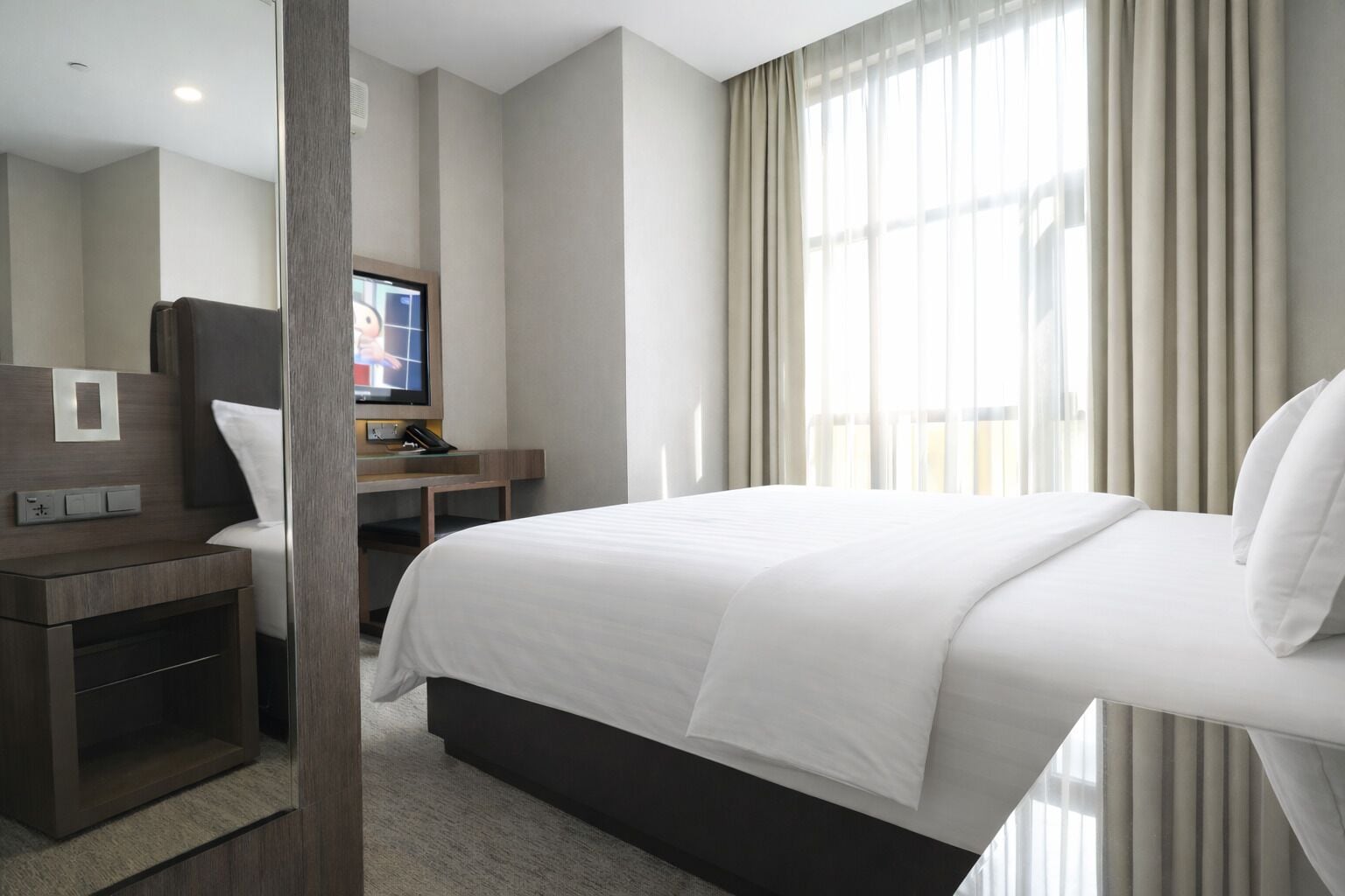 Deluxe Queen/King | Minibar, safe på rommet, skrivebord og skrivebord for bærbar PC