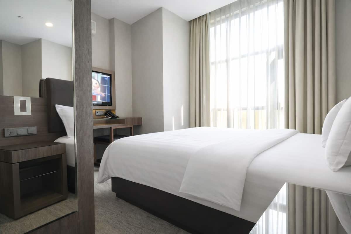 Deluxe Queen/King | Minibar, safe på rommet, skrivebord og skrivebord for bærbar PC