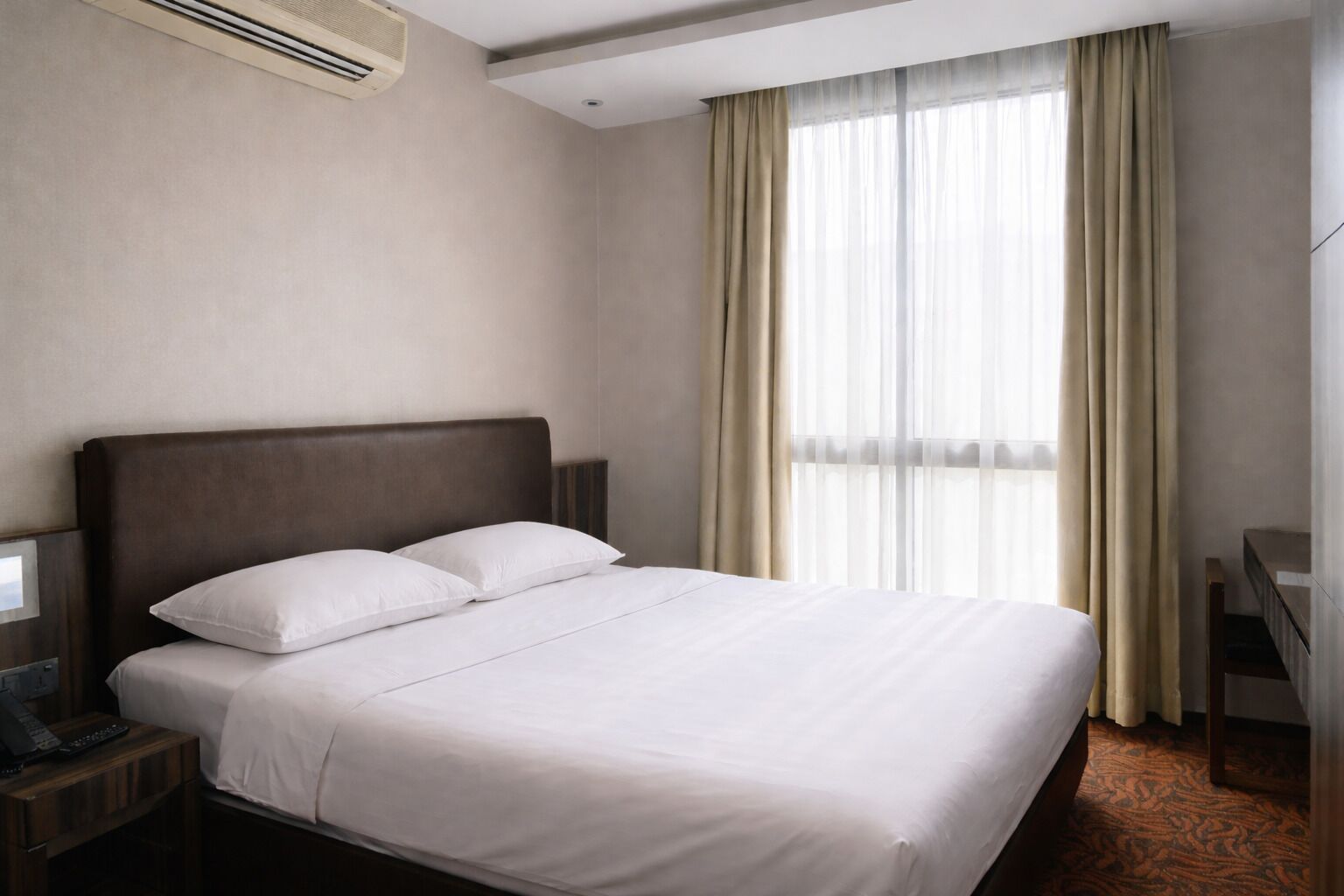 Premier With Bathtub | Minibar, caja fuerte, escritorio y espacio para trabajar con un portátil