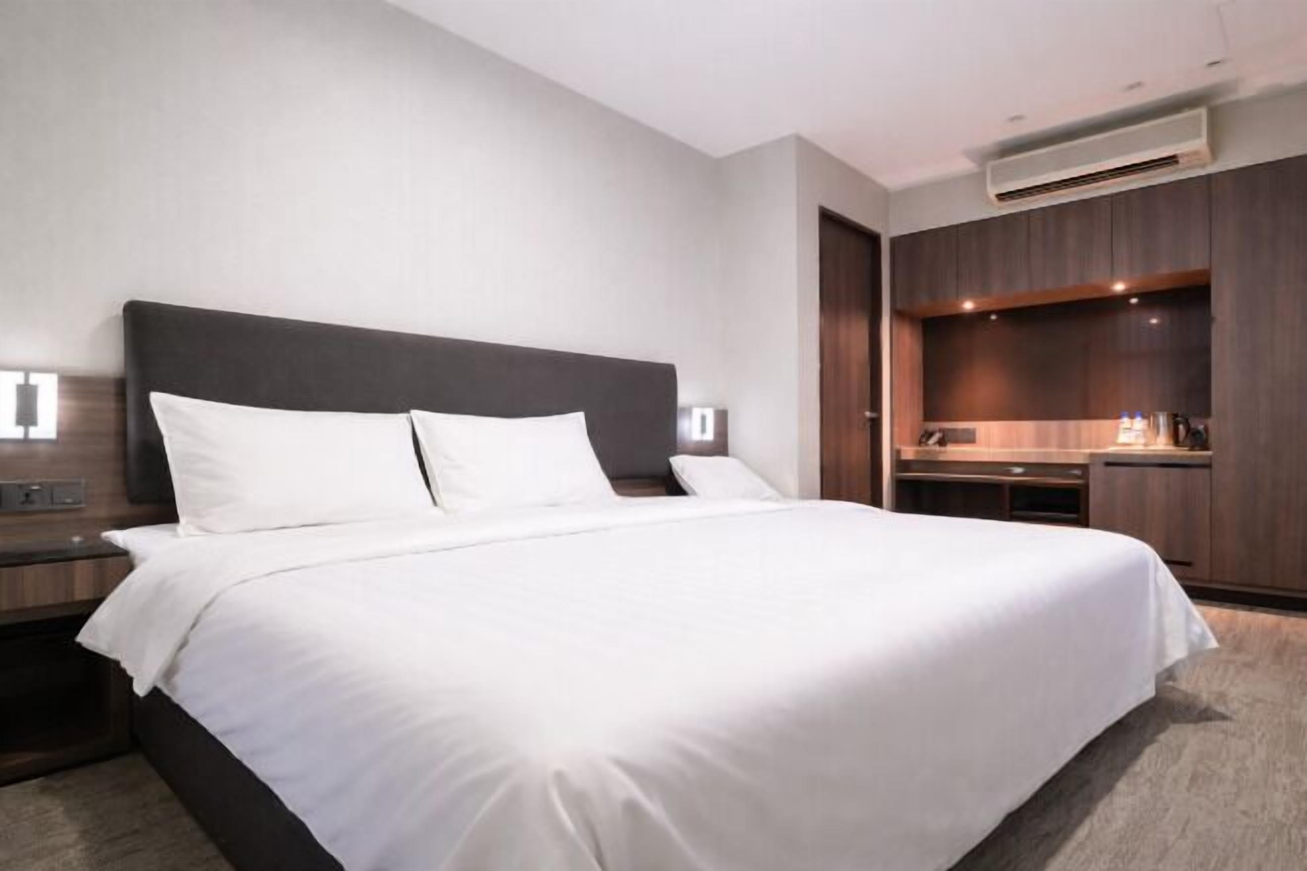 Minibar, safe på rommet, skrivebord og skrivebord for bærbar PC