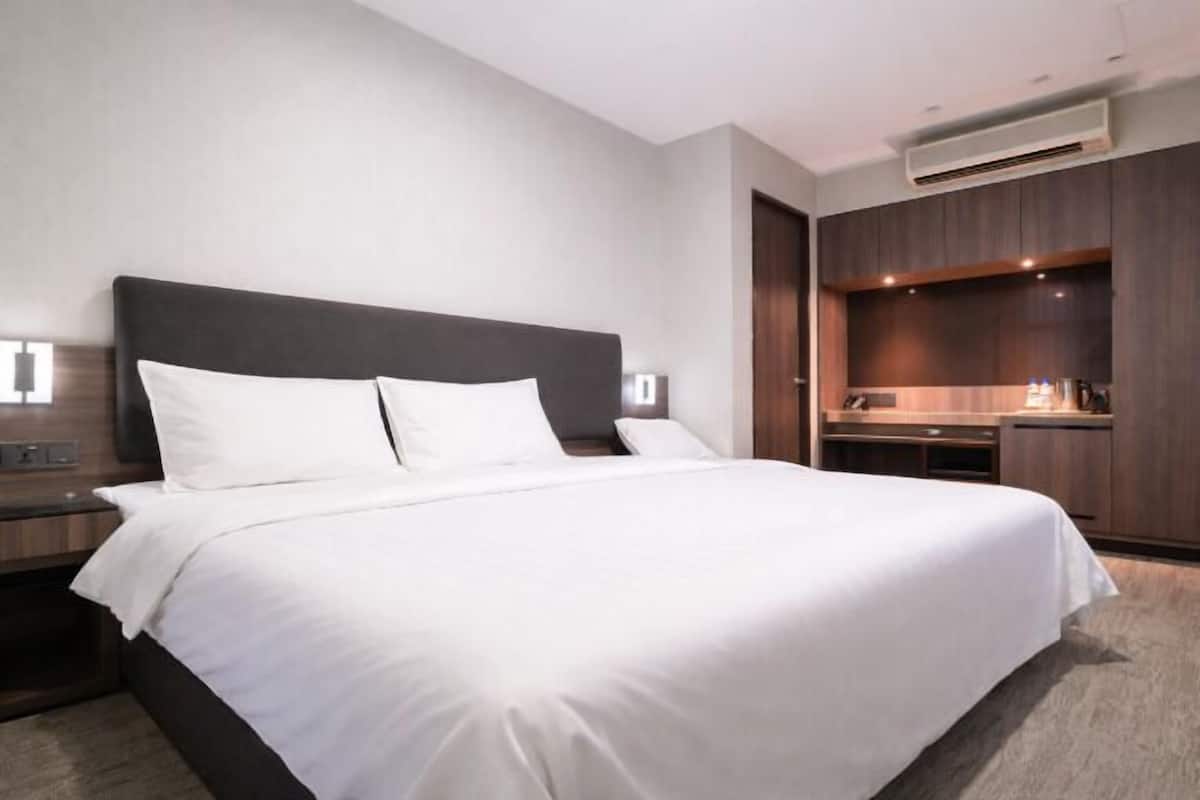 Minibar, safe på rommet, skrivebord og skrivebord for bærbar PC