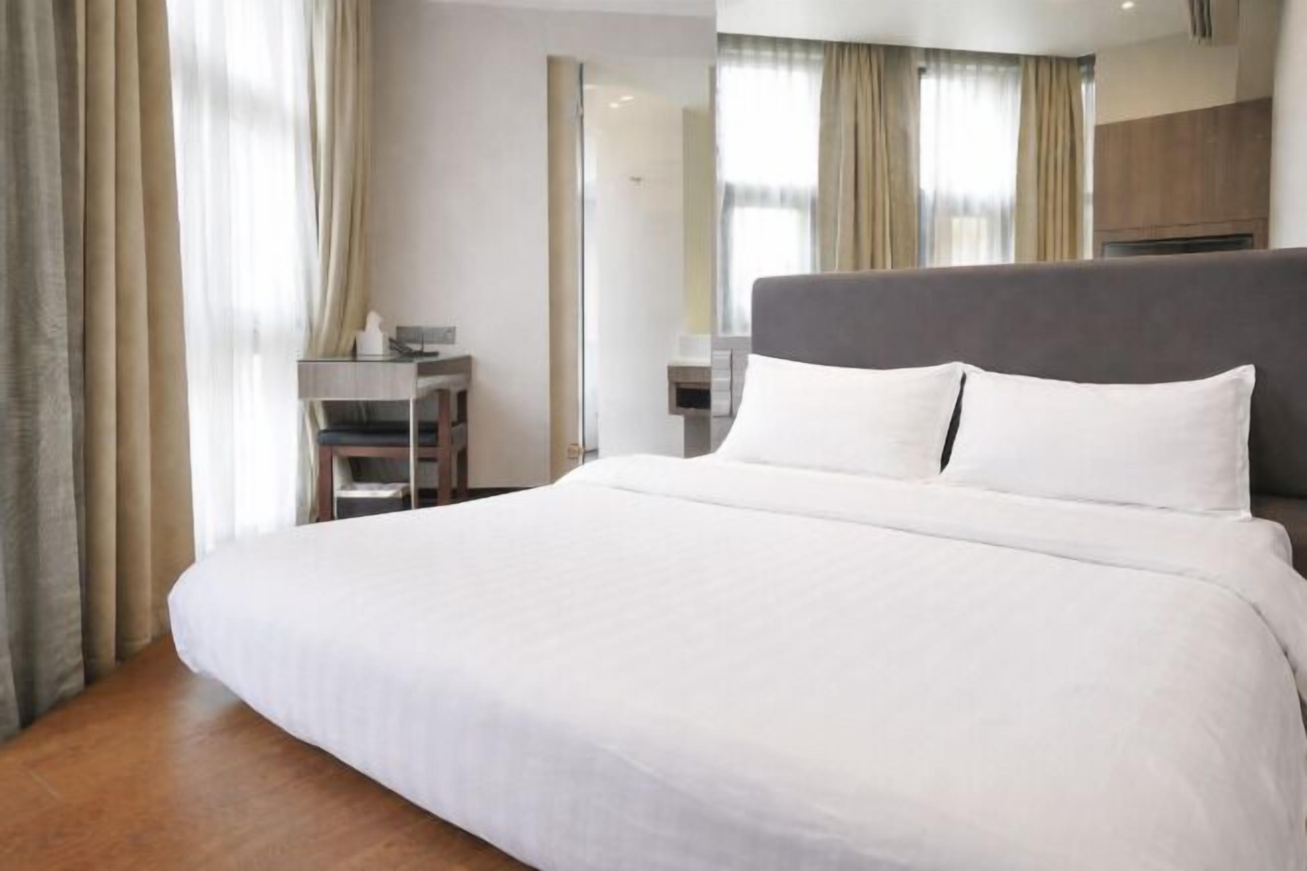 Minibar, safe på rommet, skrivebord og skrivebord for bærbar PC