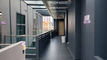 Caja de seguridad en la habitación y escritorio