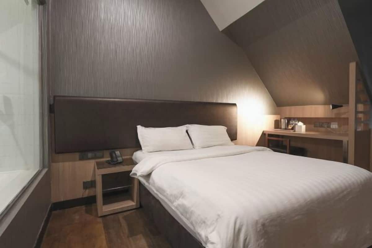 Minibar, värdeförvaringsskåp på rummet och skrivbord