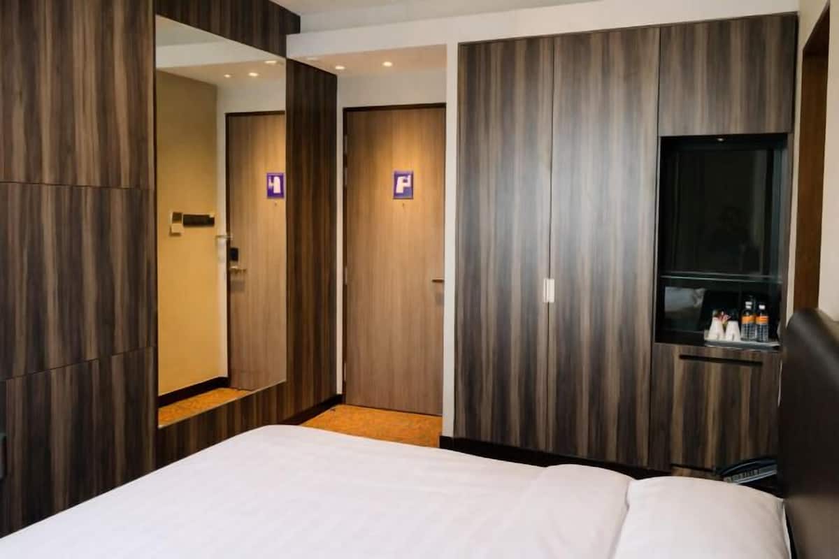 Minibar, safe på rommet, skrivebord og skrivebord for bærbar PC