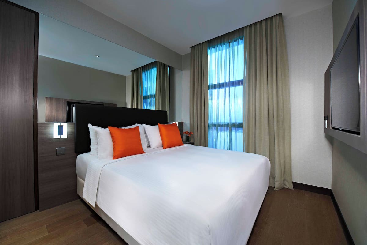 Deluxe Queen/King | Minibar, in-room safe, desk, laptop workspace
