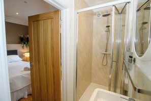 Ducha, artículos de higiene personal ecológicos y secador de pelo