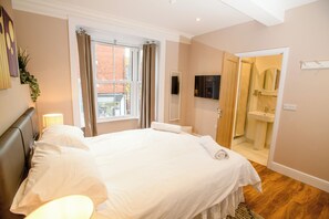 Escritorio, wifi gratis, ropa de cama