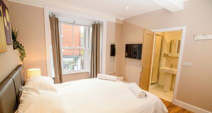 City center 1 bed en-suite room. king sized bed, free WIfI Toiletries smart tv