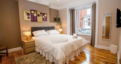 City center 1 bed en-suite room. king sized bed, free WIfI Toiletries smart tv