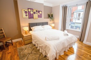 Escritorio, wifi gratis, ropa de cama
