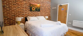 private garden city center 1 bed en-suite room king sized bed free wifi 