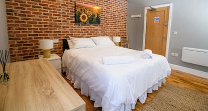 private garden city center 1 bed en-suite room king sized bed free wifi