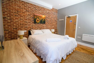 private garden city center 1 bed en-suite room king sized bed free wifi