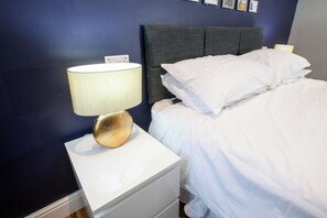 Escritorio, wifi gratis y ropa de cama 