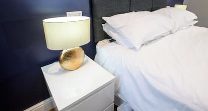 lovely 1 bed en-suite room king sized bed free WIFI, Toiletries, smart tv