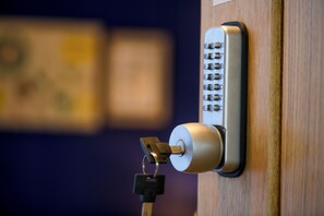 Interior - spacious 1 bed en-suite room king sized bed free WIFI,Toiletries,smart tv (lincoln)