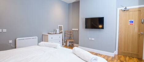 Schreibtisch, kostenloses WLAN, Bettwäsche