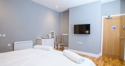 spacious 1 bed en-suite room king sized bed free WIFI,Toiletries,smart tv