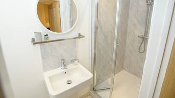 Chuveiro, secador de cabelo, toalhas de banho, sabonete