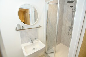 Ducha, secador de pelo, toallas y jabón