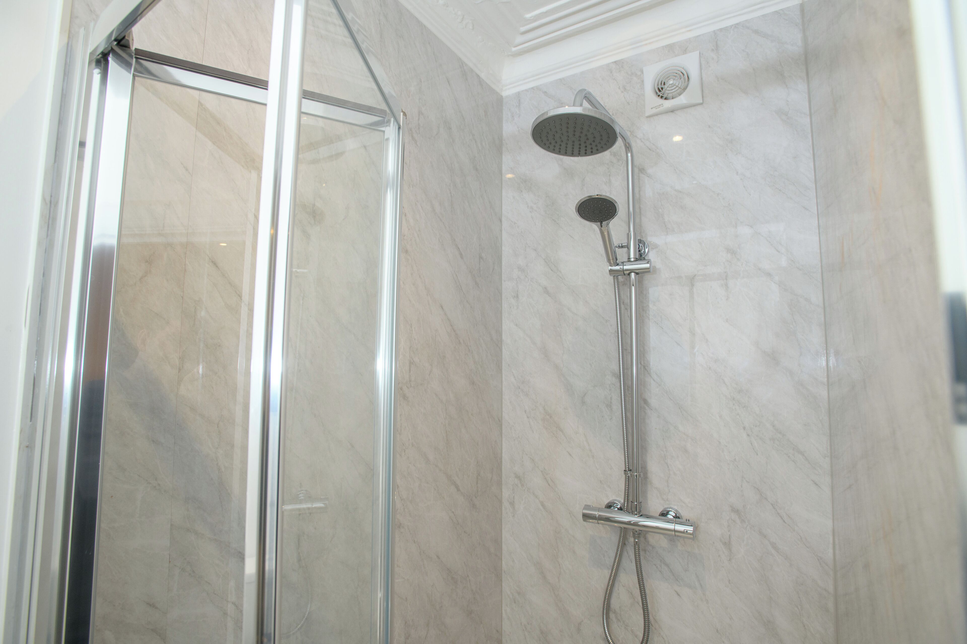 Dusj, hårføner, håndklær og såpe