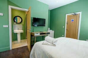 Desk, free WiFi, bed sheets - 1 bed en-suite  GARDEN room king sized bed free WIFI , Toiletries and   smart tv (lincoln)