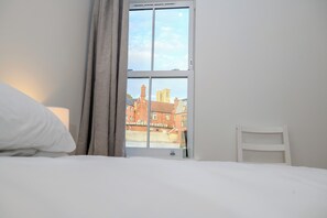 Skrivebord, wi-fi (inkludert) og sengetøy