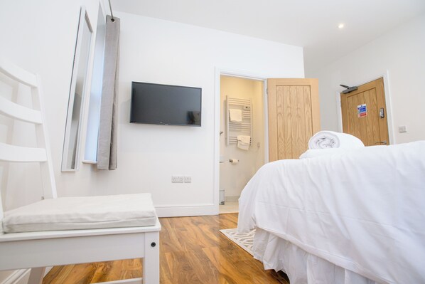 Skrivebord, wi-fi (inkludert) og sengetøy