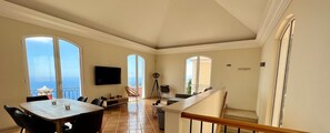 Interior - Spacious villa, shared pool|Palheiro Eagle (São Gonçalo)