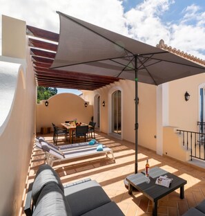 Outdoor dining - Spacious villa, shared pool|Palheiro Eagle (São Gonçalo)