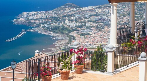 Spacious villa, shared pool|Palheiro Eagle