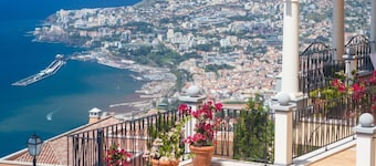 Spacious villa, shared pool|Palheiro Eagle
