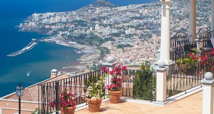 Spacious villa, shared pool|Palheiro Eagle