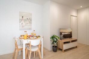 Dining - Peaceful Sunny Flat | Ace Location by HostWise (Porto)