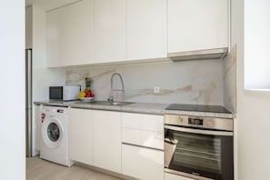 Fridge, microwave, oven, stovetop - Peaceful Sunny Flat | Ace Location by HostWise (Porto)