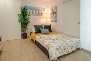 2 bedrooms, iron/ironing board, WiFi, bed sheets - Peaceful Sunny Flat | Ace Location by HostWise (Porto)