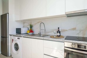 Réfrigérateur, micro-ondes, four, plaque de cuisson