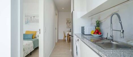 Réfrigérateur, micro-ondes, four, plaque de cuisson