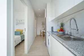 Geladeira, micro-ondas, fogão, cooktop