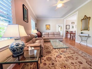 Älytelevisio, DVD-soitin, kirjoja