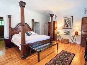 3 makuuhuonetta, työpöytä, silitysrauta/-lauta, ilmainen Wi-Fi