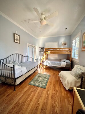 3 bedrooms, desk, iron/ironing board, free WiFi