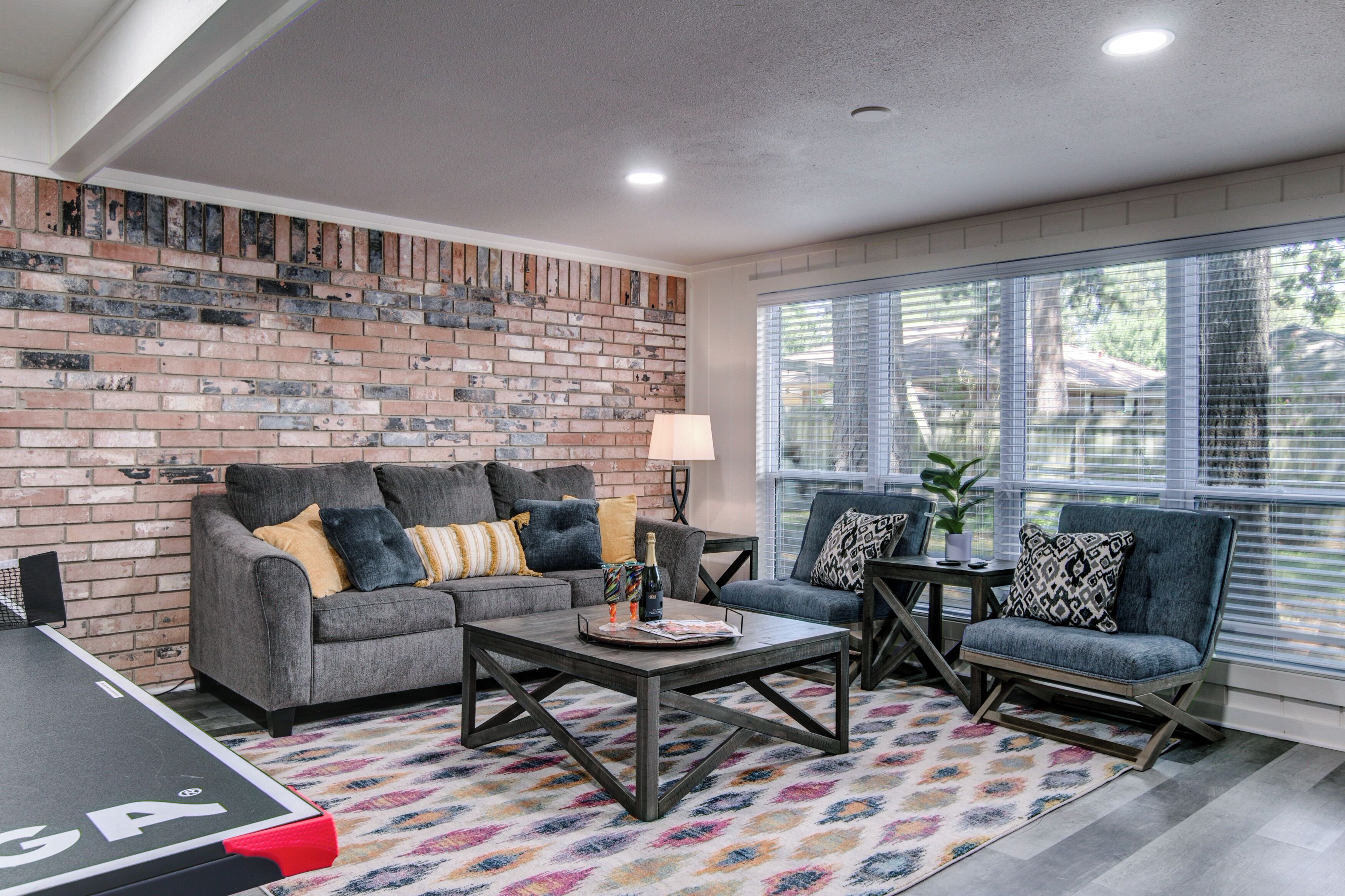 Una Smart TV, una chimenea, una mesa de tenis de mesa, libros