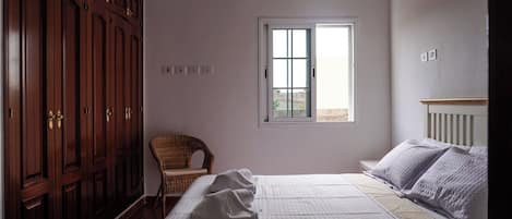 2 chambres, fer et planche Ă repasser, Wi-Fi gratuit, draps fournis