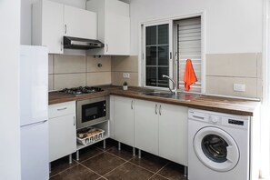 Fridge, microwave, oven, coffee/tea maker